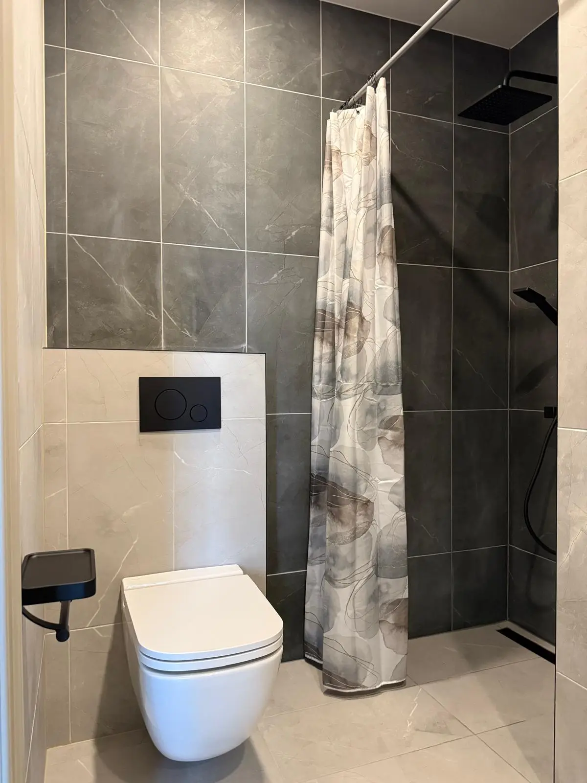 Vannituba seinapealse WC ja sadeduši nišiga