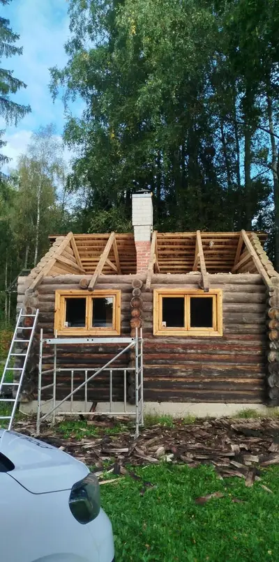 Palksauna vana katus maha võetud, sarikad ja korsten paljastatud, kõrval tellingud
