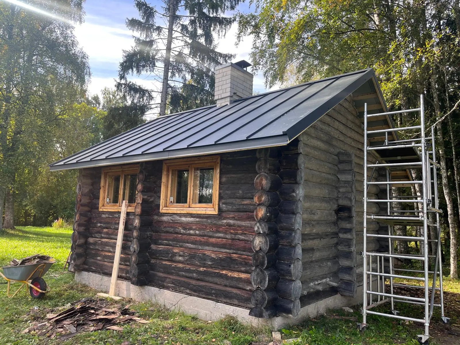 Valmis palksaun uue valtsplekk-katuse ja männiraamis akendega
