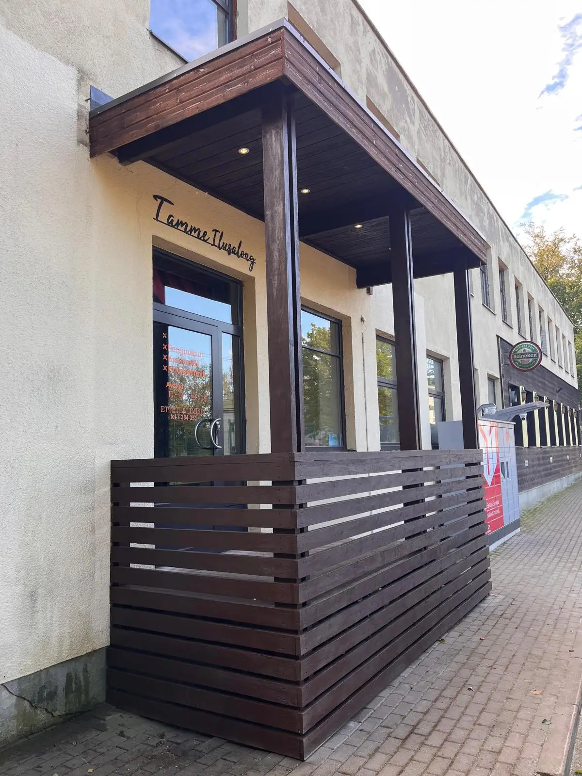 Uuendatud varjualune külgvaates, uus lippidest piire