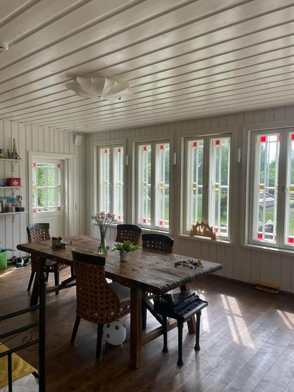 Valmis klaasitud veranda valge voodrilaua ja ruudujaotusega akendega